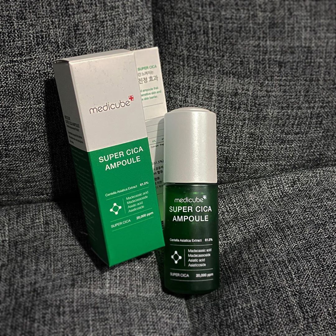 피드정리 따윈 없는 솜사탕 방💕 on Instagram: “@medicube_korea
슈퍼시카앰플🥳 여드름이 요즘 술만먹으면 나서 앰플하나 바꿨는데 피지가 없어진 기분 듬뿍 바르고 자고일어나면 진짜 피부가 맨들맨들 요즘 피부화장 잘먹어서 기분 매우 좋ටㅏㅏ😛”