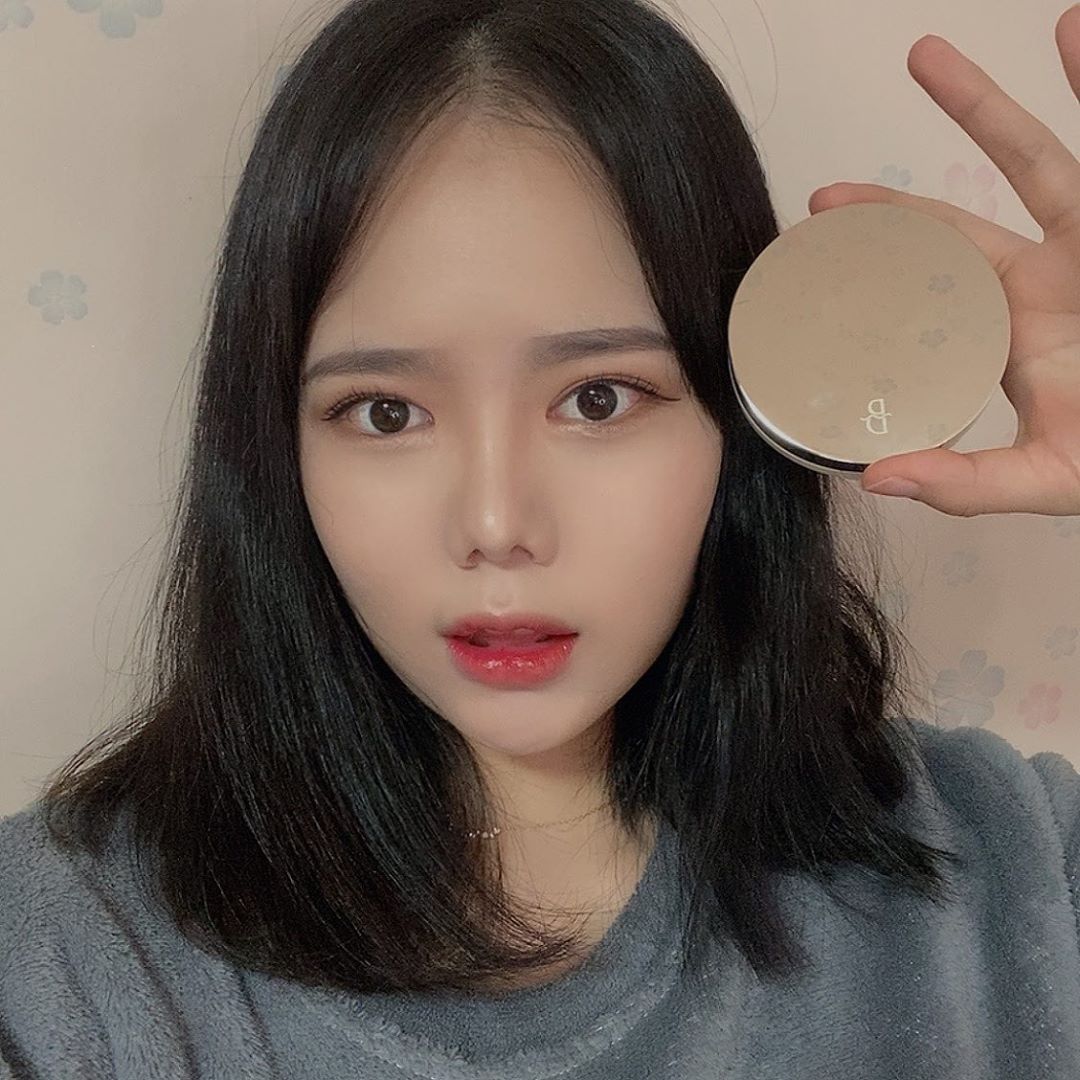 김아름 on Instagram: “#블랑풀실키쿠션
.
.
바르면 머리카락이 안붙는 뽀송뽀송한 제품이라길래 속는셈치고 구입했는데 잡티나 붉은기 커버 대박..❤️
그리고 정말 머리카락이 안붙는 ㄹㅇ 혜자템🤩
.
.
#블랑풀 #실키커버쿠션 #쿠션추천 #커버쿠션추천 #미러쿠션 #쿠션팩트”