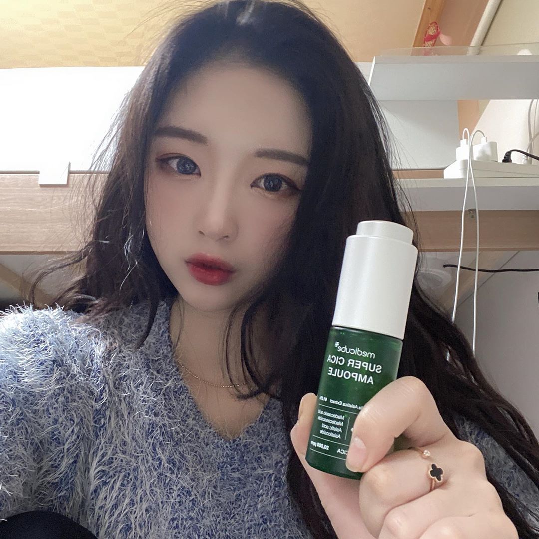 ❤쩡블리❤ on Instagram: “순한 성분/여드름 전용으로 유명한 “메디큐브”의 슈퍼시카 앰플💚 수분감이 있음에도 불구하고 가볍고 산뜻하게 발리는 제형이라 더 좋다🥰 민감 피부에는 역시 유느님 제품이 최고👍🏻👍🏻 . . . #메디큐브 #medicube #슈퍼시카앰플 #손상피부케어…”