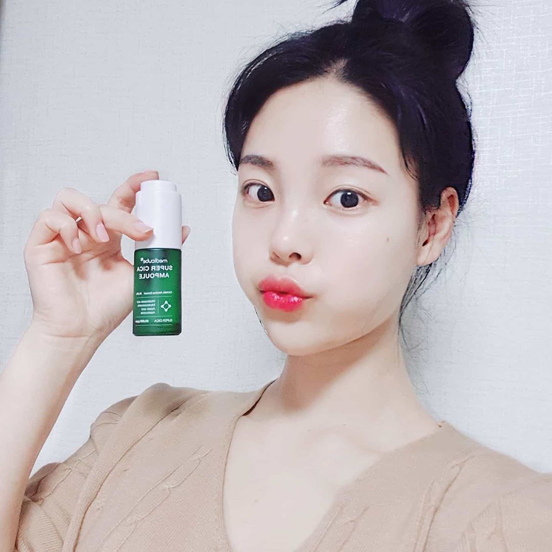 Grace on Instagram: “결혼준비하느라ㅜㅡ 피부가 많이 상했었는데 메디큐브 초록이 쓰고 많이 좋아짐🥰🥰 전 날 듬뿍 바르고나면 다음날 트러블 거의 다 가라앉고 화장 진짜 잘먹음🤭  #메디큐브 #medicube #슈퍼시카앰플 #손상피부케어 #피부진정 #앰플추천 #AD…”