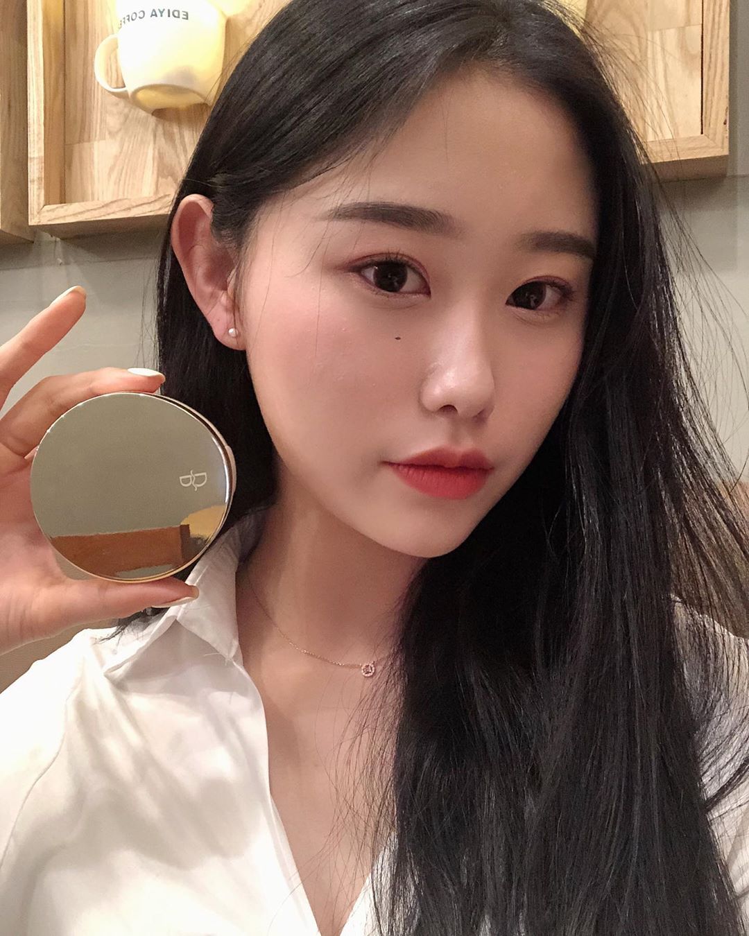 🎗ᴍᴇᴀɴ on Instagram: “커버력 높고 세미매트한 쿠션 추천 드려요 👍🏻 트러블 흉터로 커버력 높은 쿠션만 찾다 보니까 매트한 제품만 나와서 건성인 제 피부에는 다 뜨고 안맞았는데 이 쿠션은 세미매트라서 속은 촉촉하고 겉은 보송해서 좋아요 ㅎㅎ  프라이머 쓰는거 안좋아하는데…”