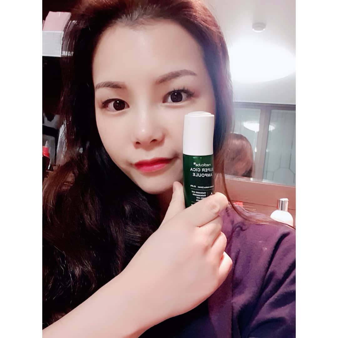 @jenny__0614 on Instagram: “요즘  앰플로 잘쓰고있는아이 환절기때마다 엄청건조해지고 땡기는데 요아이바르고 크림바르면 오일따로안바를정도로 편한느낌이당ㅎ 오토스포이드기능으로 적당량으로나오는센스 👍👍👍👍 @medicube_korea . . . #메디큐브#슈퍼시카앰플#medicube…”