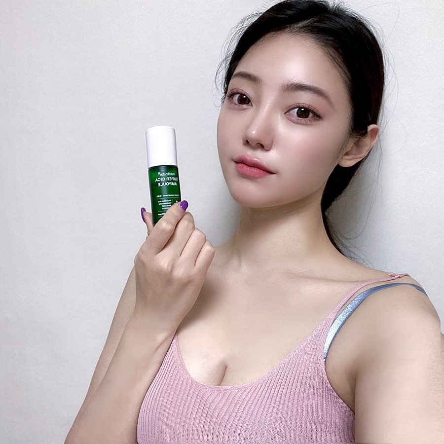 정  원 on Instagram: “메디큐브에서 나온 시카앰플🌿크림보다 피부에 더 잘 흡수돼서 일주일 새 피부가 눈에띄게 진정됐당💕  @medicube_korea 
#메디큐브 #medicube #슈퍼시카앰플 #손상피부케어 #피부진정 #앰플추천 #ad”
