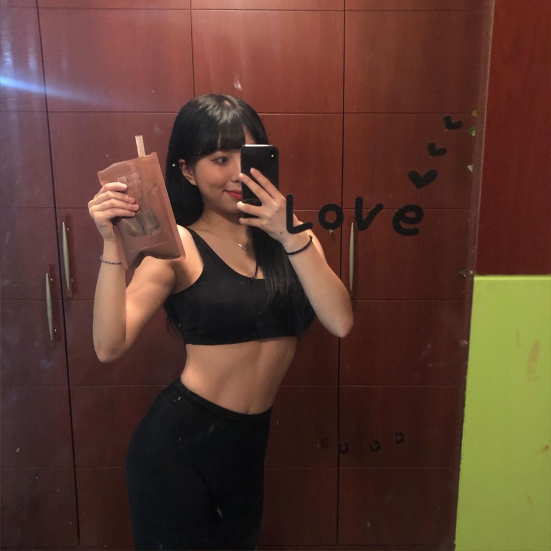 인서 on Instagram: “글램디 한끼 글램 쉐이크💪🏻💪🏻💪🏻 요새 운동 하면서 식단을 어떻게 짜야 할지 정말 고민 많이 했는데 이것만한게 없더라구용 진한 초콜렛에 견과류까지 더해져서 맛도 진짜 맛있어요! 다이어트 하면서 맛없는 다이어트 식품 때문에 힘들었는데 이건 맛까지…”
