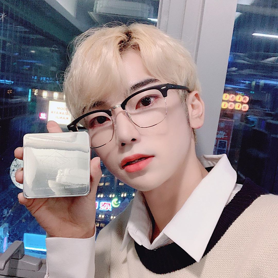 승휘 on Instagram: “한국인 남성맞춤 컬러 1.5호, 2.5호로 티나지 않는 자연스러운 커버! - 히든커버 시스템으로 묻어나거나 끈적임 없이 올인원 완벽 커버! - 블루 톤업 베이스로 얼굴의 입체감을 살려주는 하이라이터 효과 - 저자극 수분세럼 베이스와 피부 안전성…”