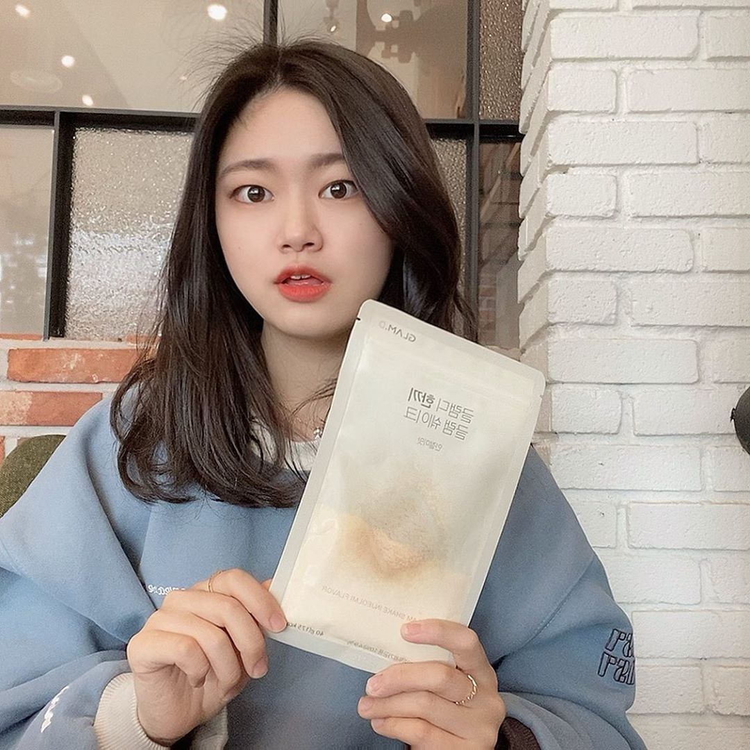 주아 on Instagram: “고소하고 달달했던 글램디 한끼 쉐이크 파우치형태로 되어있어서 갖고 다니기도 편하지롱 생각보다 꾸덕하고 뮤즐리가 씹혀서 포만감은 들지만 내 입엔 좀 달아서 물을 좀 더 타니까 적당히 달고 덜 꾸덕했다😏  #글램디 #glamd #글램디한끼글램쉐이크…”
