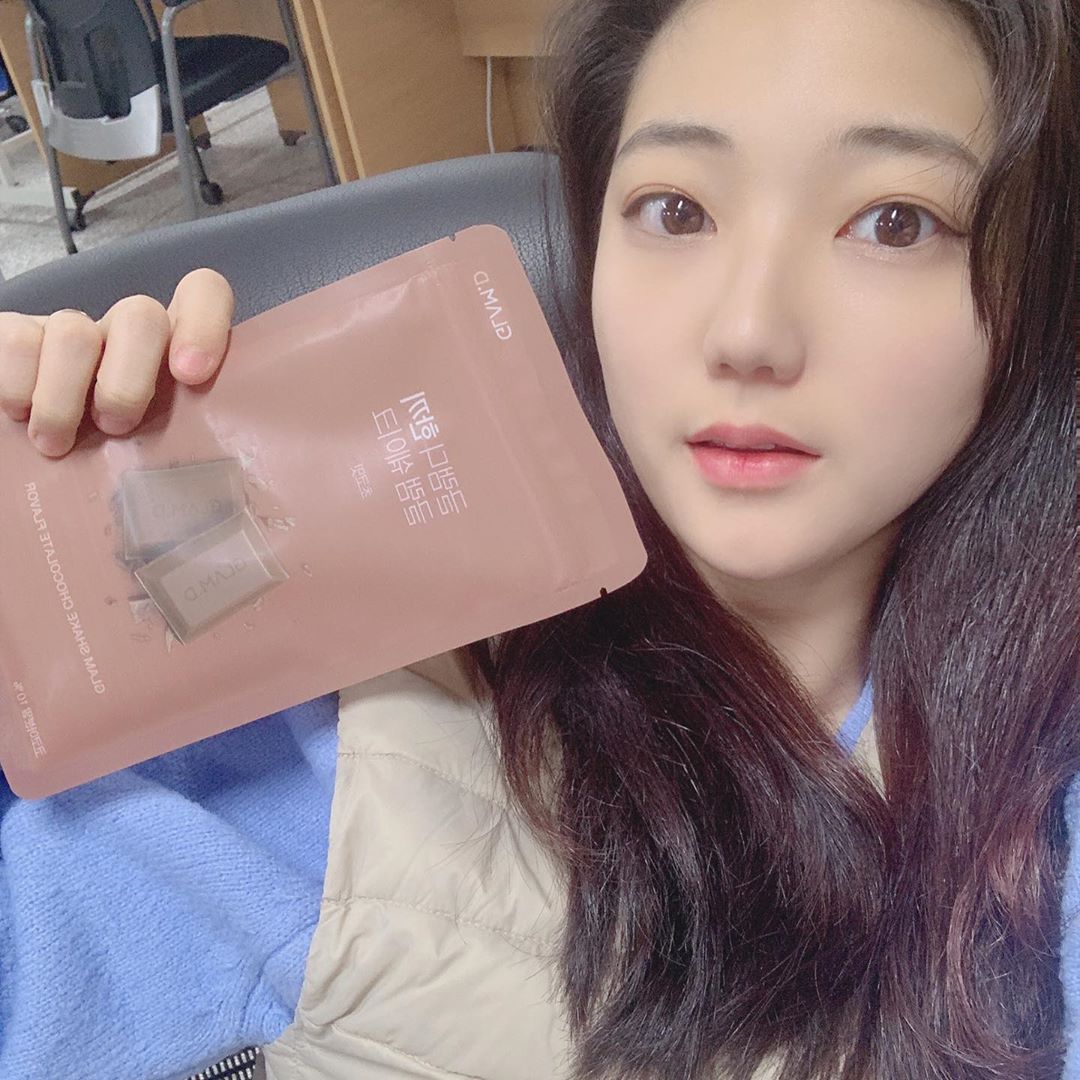 Joy JANG on Instagram: “코로나 때문에 연구실-집 맨날 ㅋㅋㅋ 마트도 폐쇄되고 집에서 홈트할 때 딱 필요한 오늘은 글램디 한끼 쉐이크를 갖고왔습니당!!!!!!! . . [글램디 한끼 글램 쉐이크] - 우유 또는 물을 지퍼백에 넣고 동봉된 빨대를 꽂아 먹는 간편한 쉐이크! -…”