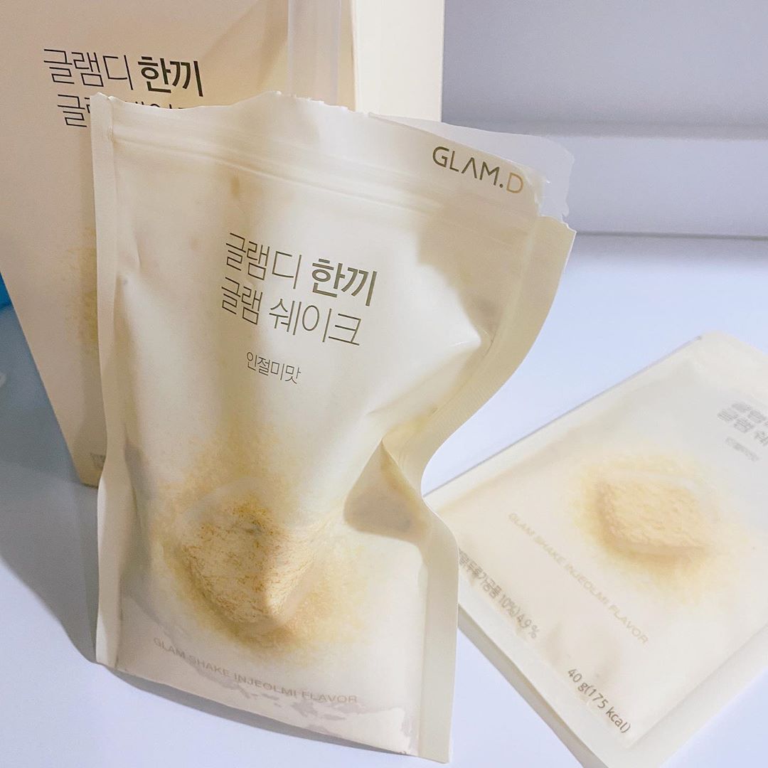 최유리 on Instagram: “운동하고 배고플때 간단하게 먹을 수 있는 글램디 😃 지퍼백형태로 되어있어서 가지고 다니기도 편하고 물넣고 흔들기만 하면되서 너무 좋았어요 ㅠㅠ  다이어트 필수품.. 폭식막는 글램디 빨대도 동봉해서 오니 세상 편함..! #글램디 #glamd…”