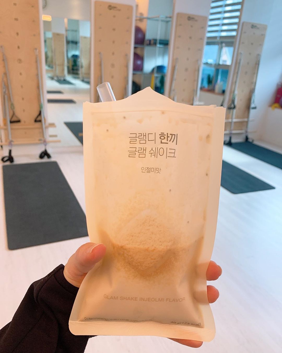 Jimin on Instagram: “365일 다이어터 아이린쌤 ㅋㅋㅋ 요새 저녁에 돼지런하게 먹어서 낮에라두 다이어트를 하기 위해 쉐이크를 먹는 중입니당! 전에는 초코맛 주문해서 먹었었는데  요번엔 인절미맛💕  곡물씹히는 미숫가루 같아요! 맛있음🤩👍🏻 따로 쉐이커 안들구 다녀도 좋은게…”