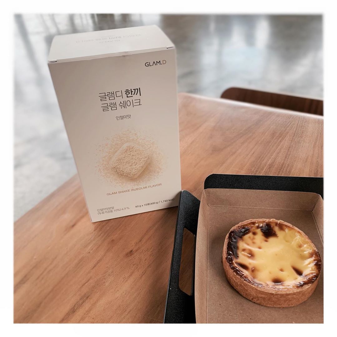 유빈 (21) on Instagram: “가볍지만 든든한 한끼 , [글램디 한끼 글램쉐이크]🤍 인절미 콩가루를 듬뿍 담아 고소함을 더했어용 - 우유 또는 물을 지퍼백에 넣고 동봉된 빨대를 꽂아 먹는 간편한 쉐이크! - 각종 뮤질리가 들어있어 든든한 포만감뿐만 아니라 씹는 즐거움까지! -…”
