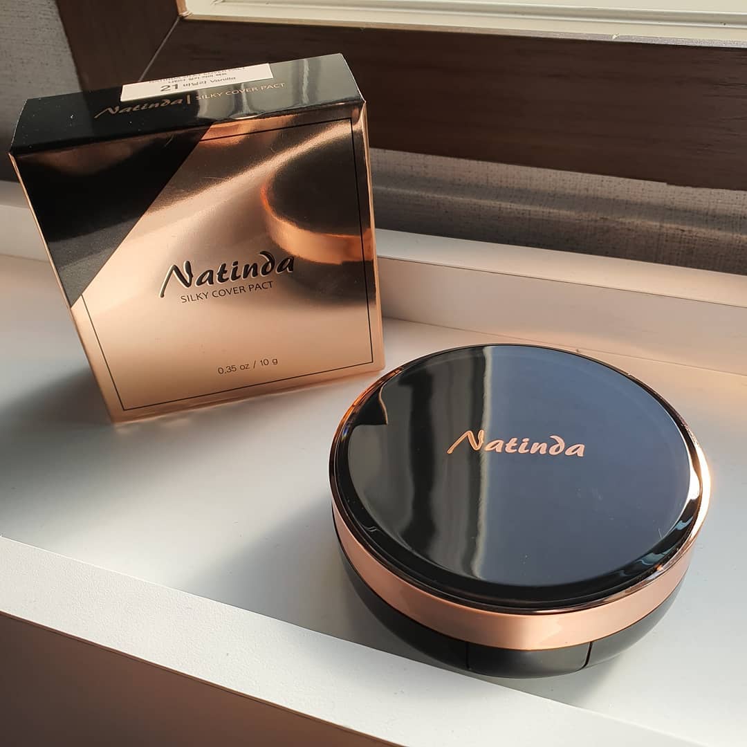 나영 on Instagram: “✨ Natinda sliky cover cusion ✨ . . 안두껍고 가볍게 발리면서 갈라지면서 커버되는게 아니라 자연스러운 느낌을 주면서 오래간다는게 장점인거같고 지성이신 분들은 봄이나 여름에 사용하시면 보송하게 마무리되서 쓰기 좋으실것 같아요…”