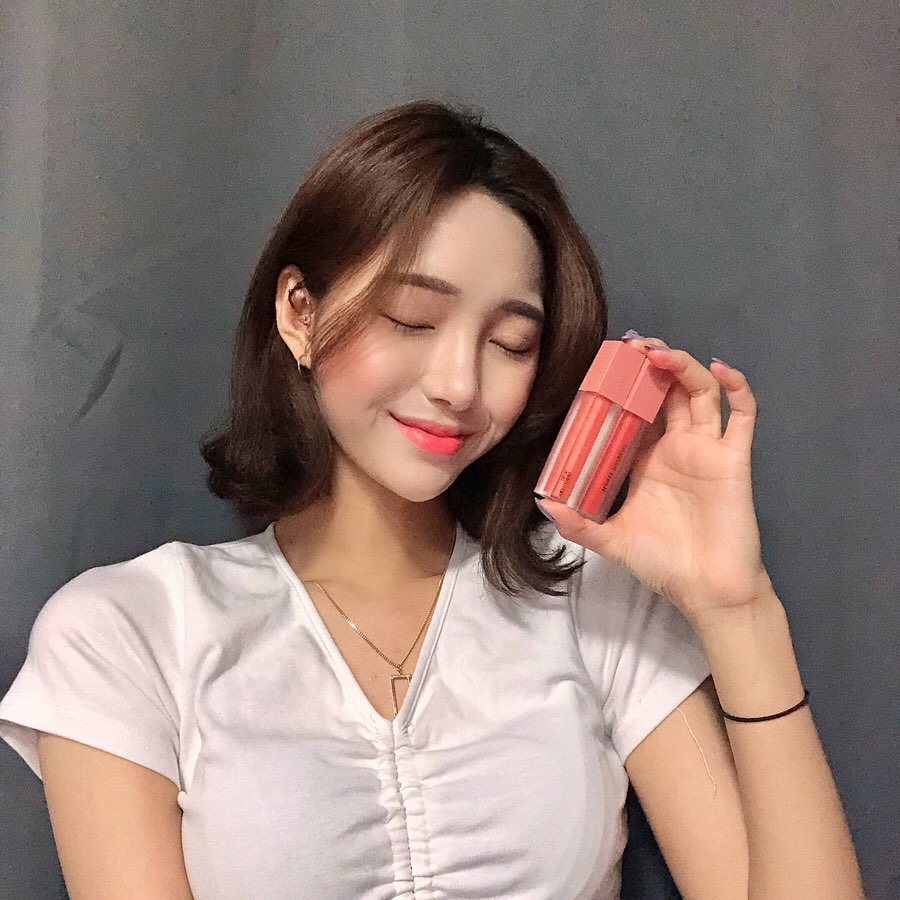 @b_haseon on Instagram: “미쳤나요,, 요즘 옅은 색상에 관심있어서 입술색 죽이는 중인데 피부색같은 핑크라서 동떨어져보이는것도 없고 너모 조와,,,각질부각도 하나도 없고 그냥 쵝오.. . . . @heartpercent #하트퍼센트 #HeartPercent #도트온무드벨벳…”