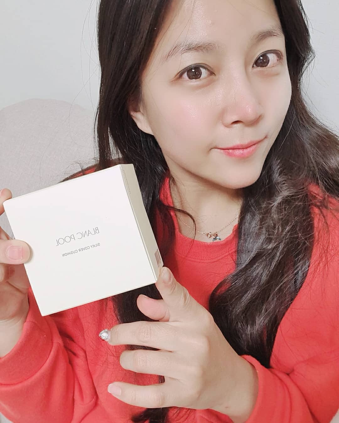 @gao8785 on Instagram: “#블랑풀신상쿠션 . . 쿠션을 사용하다보면 머리카락이 붙을때가 있는데, 일하다보면 굉장히 불편한데, 블랑풀 쿠션은 속은 촉촉 겉은 보송해서 굉장히 잘쓰고있답니다~!! 프라이머없이도 모공커버도 잘되고, 잡티나 붉은기까지도 싹~~ 커버가 잘되서 넘…”