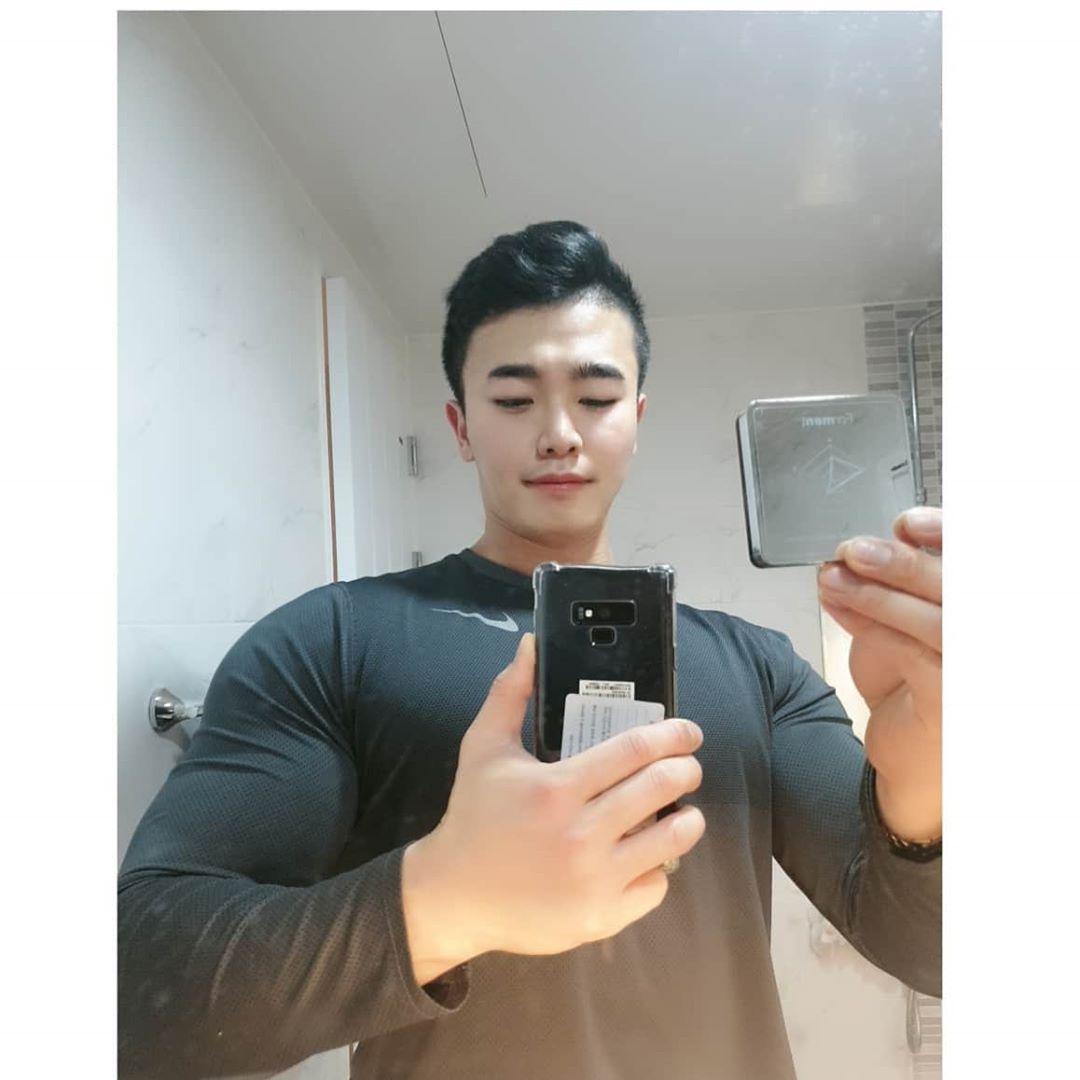 대연동피티 경성대피티 트렌드핏 슬릭 부산코치 황상인 on Instagram: “일단 손등에 발랐는데 끈적임이 없다 잡티커버 좋은듯 저자극 수분세럼 베이스와 피부 안전성 테스트 한 제품이라 믿을만함 - SPF50+/PA++++로 자외선 차단 되니 따로 선크림 안 발라도 괜찮을듯 #포맨트 #forment #시그니처커버히든쿠션…”