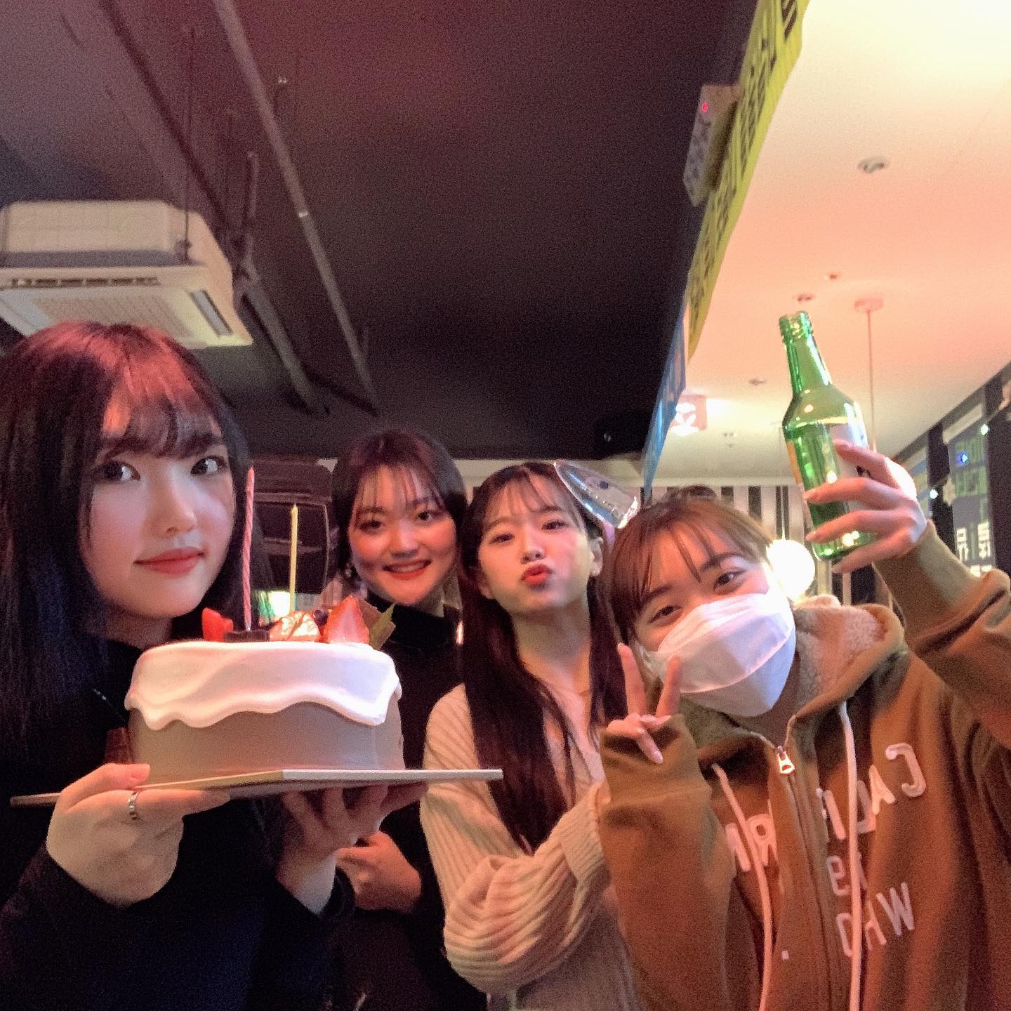 해피 200222 ღ’’ღ
인스타가 열 장 한정이라 축하나 선물 사진 다 넣진 못 했지만
축하해 준 모든 사람들 사랑해요 사랑해,,, ❤️