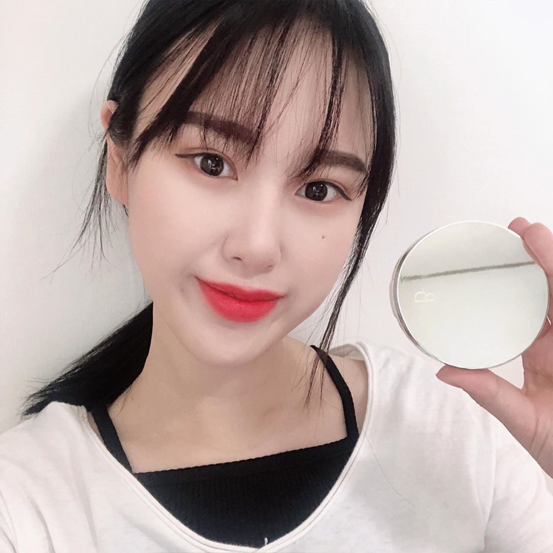 지향 on Instagram: “오늘 피부 좋은거 보세요〰️〰️요즘 핫한 신상 블랑풀 쿠션,,, 날 드디어 정착시켜주나,,,!? 건성인 나에게 속은 촉촉하면서도 겉에는 머리카락 안 달라붙어서 넘나 좋은것✨  프라이머 없이 모공커버와 잡티랑 홍조 커버도 매우 완벽,,, 건,지성 상관…”