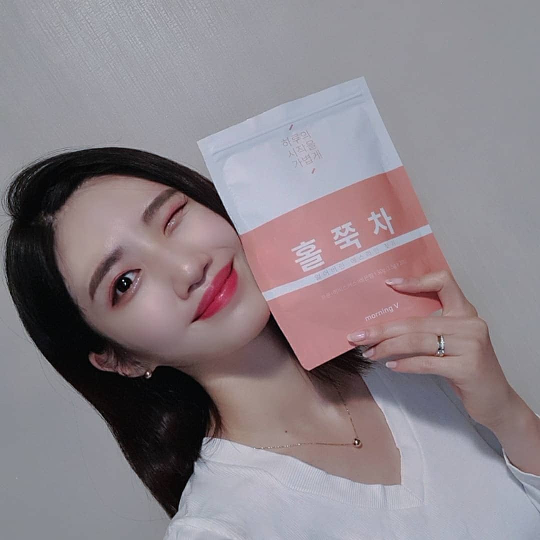 김희진 (๑˃̵ᴗ˂̵) on Instagram: “#홀쭉차 마시고 홀쭉이 되자_! 떠오르는 이너뷰티 3대장 히비스커스+레몬밤+푸룬이 다 들어가 있다니🙊 평소 단짠좋아하구 자극적인 음식만 찾아 먹는데 식후에 먹으면 상큼하니 속도 가볍게 해주고  푸룬이 들어있어서 그런지 화장실가는게 편해졌다요(˵ ͡°…”