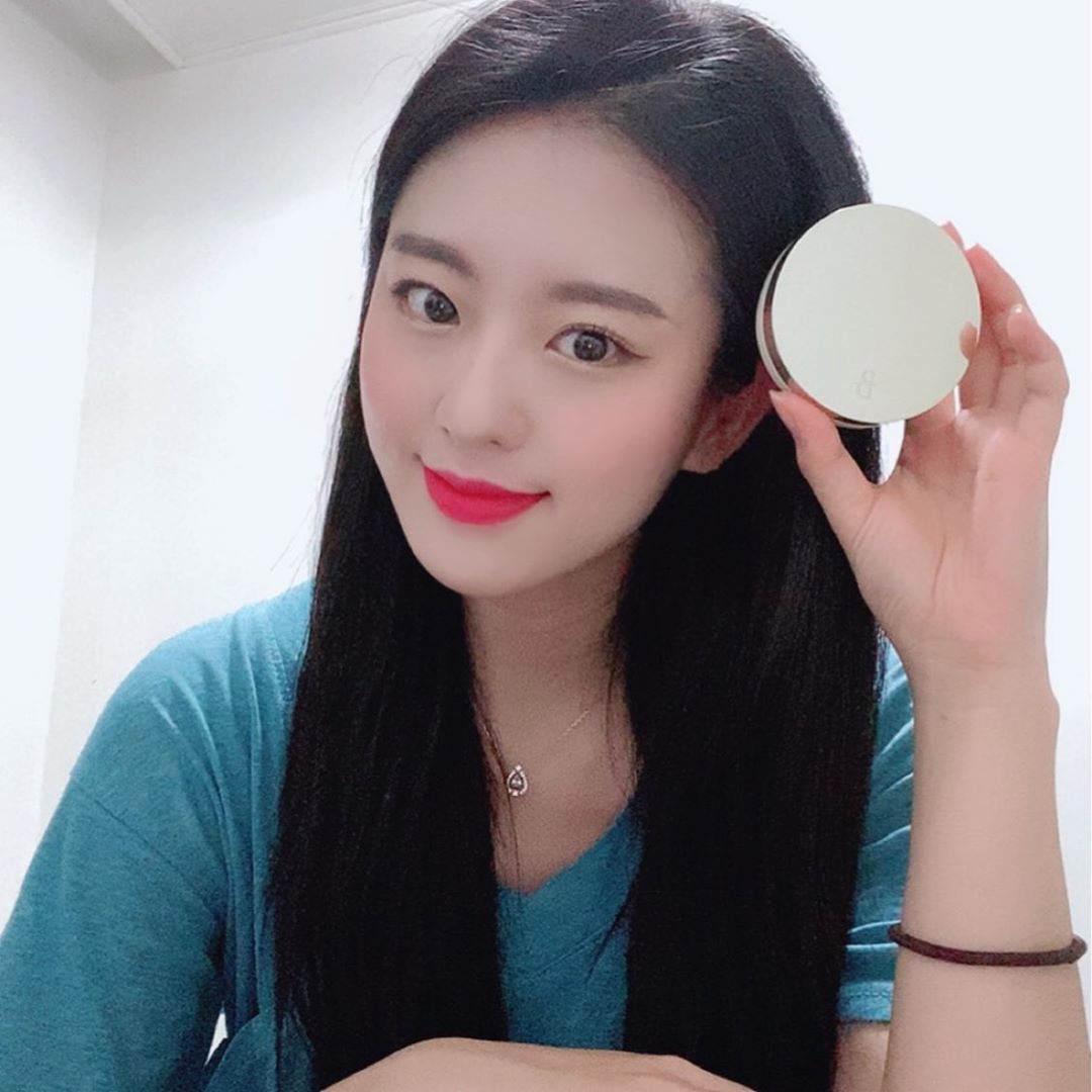 황별님 on Instagram: “신상 블랑풀쿠션!! 속은 촉촉하고 마무리는 뽀송해서 머리카락도 안붙고 너무 좋음👍 피부의 붉은끼도 모공도 커버 너무 잘 된당 이런쿠션이 있었다니😭
.
.
.
#블랑풀#실키커버쿠션#쿠션추천#커버쿠션추천#미러쿠션#쿠션팩트#리뷰쉐어#ad”