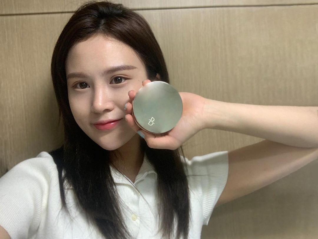 나예🕊 on Instagram: “속은촉촉!💦겉은보송!☁️. 요즘 핫한 블랑플 커버쿠션. . ✔️잡티나 붉은기 커버까지 풀커버👍🏻 ✔️프라이머 없이도 모공커버가 되고🧏🏻‍♀️ ✔️겉이 보송해서그런지 머리카락이 붙지않아요🙅🏻‍♂️ . . 속은 #촉촉 하면서 겉은 #얼룩진피부톤 을…”