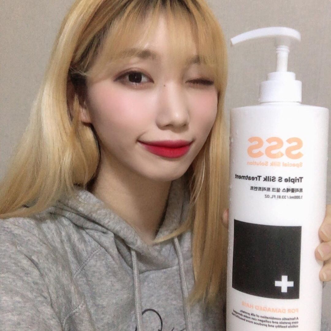 진영(jin young) on Instagram: “탈색을 6번한 머리라 엄청 엉키고 끊기는데 관리는 귀찮고해서 머리팩도 안하고 에센스도 잘 안바른다😤 그런데 항상 머리를 감아도 간지럽고 이젠 머리상태보니까 답도없어서 트리트먼트를 써봤다❗️대용량이라 듬뿍 발라도 오래쓴다! 냄새는 시원한 향이나고…”