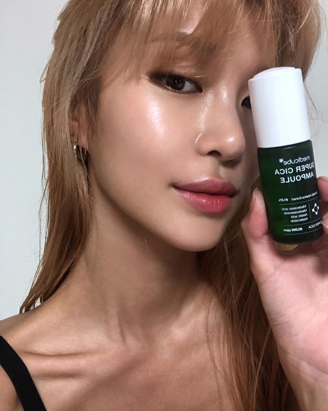 Mia🌹from Mars 🌕 on Instagram: “🧏🏽 벌써 4통째 쓰고있는 메디큐브 슈퍼시카 앰플🌿 시카앰플 사용후 잔트러블 & 건조함과 안녕했다👋🏼 생리 전후로 늘 생기던 피부트러블이 3개월째 안생기고 있는데 왠지 이것때문인것 같아서 끊지 못하고있음..🤔 무엇보다 바르고나면 피부가 매우…”