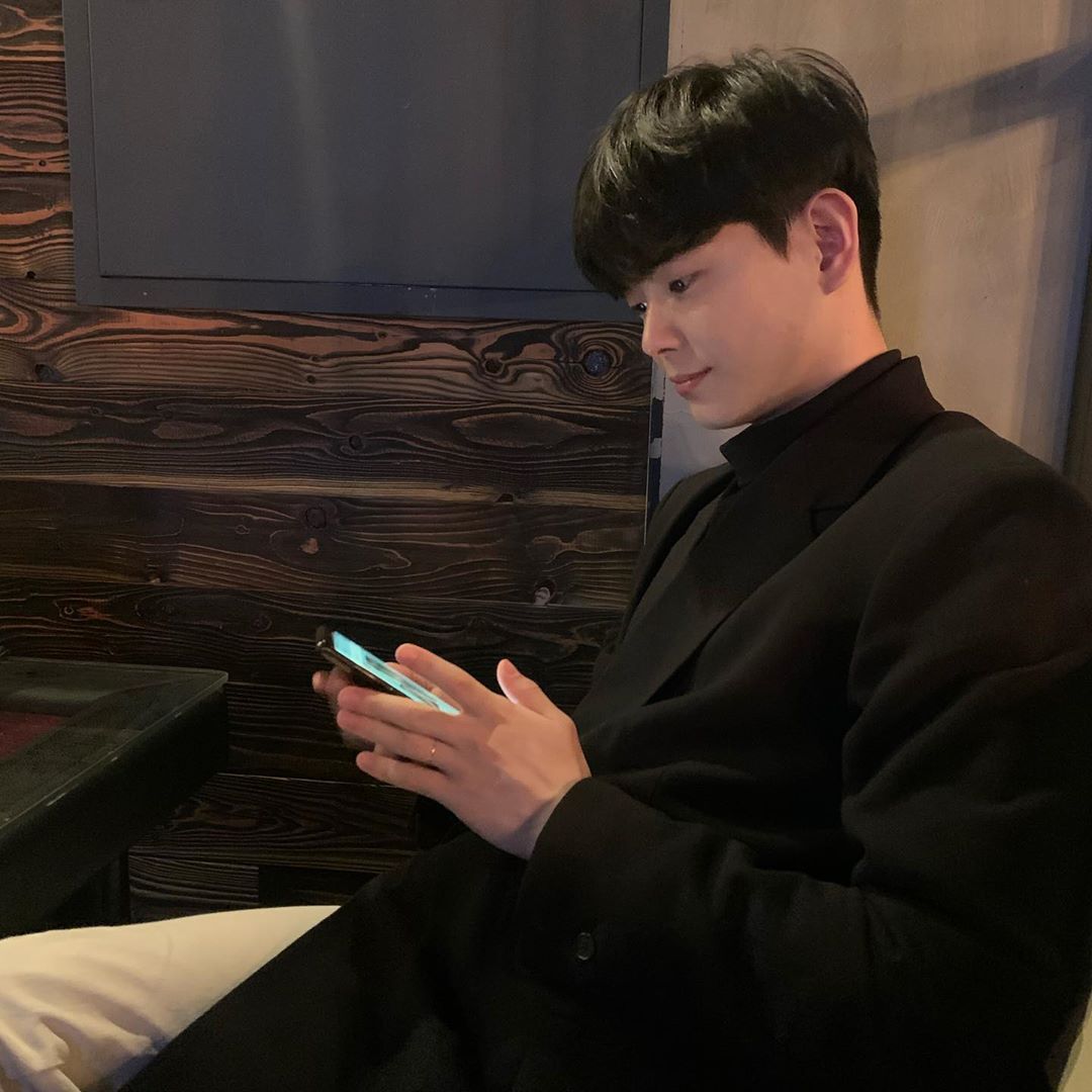 토끼토끼소라 on Instagram: “내새꾸 쿠션 선물 받구 바로 썼는데 역시나 #포맨트 제품 최고... 평소 쓰던 것보다 훨씬 촉촉하니 발림성 좋다구 한다 그리구 블루 톤업 베이스 첨 봐서 신기하다고 험ㅋㅋㅌㅌ나한테 잘보이려구 꾸미는 내사랑 칭차내💘”