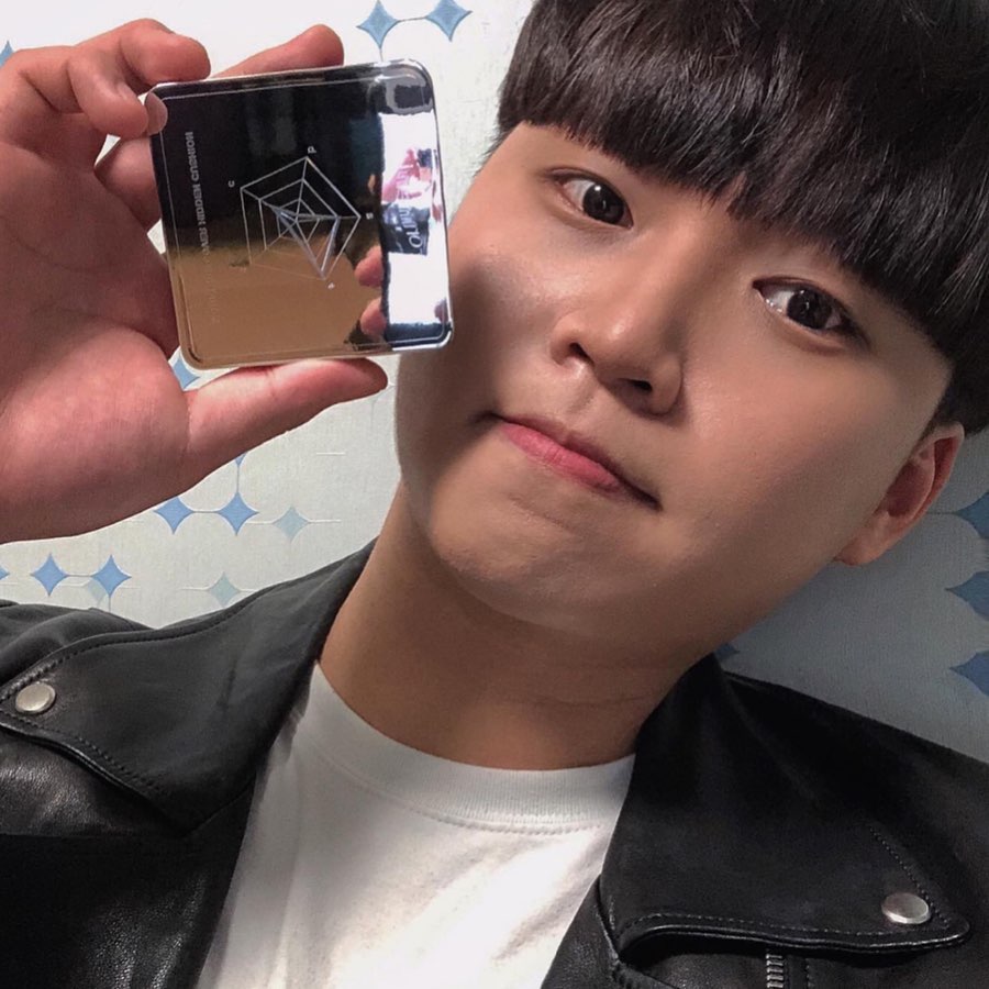 상진 (21) on Instagram: “#포맨트 시그니처 커버 히든 쿠션💁🏻‍♂️ 커버도 완벽하고 묻어남 없고 끈적임없고 맞춤컬러까지 쿠션바른 티 잘안나고 오래있어도 피부땡기는 느낌도 잘안나요❗️ 진짜 인생탬 찾은거같아요 많은 남성분들 바르고 잘생겨지세요🙆🏻‍♂️ - - #forment…”