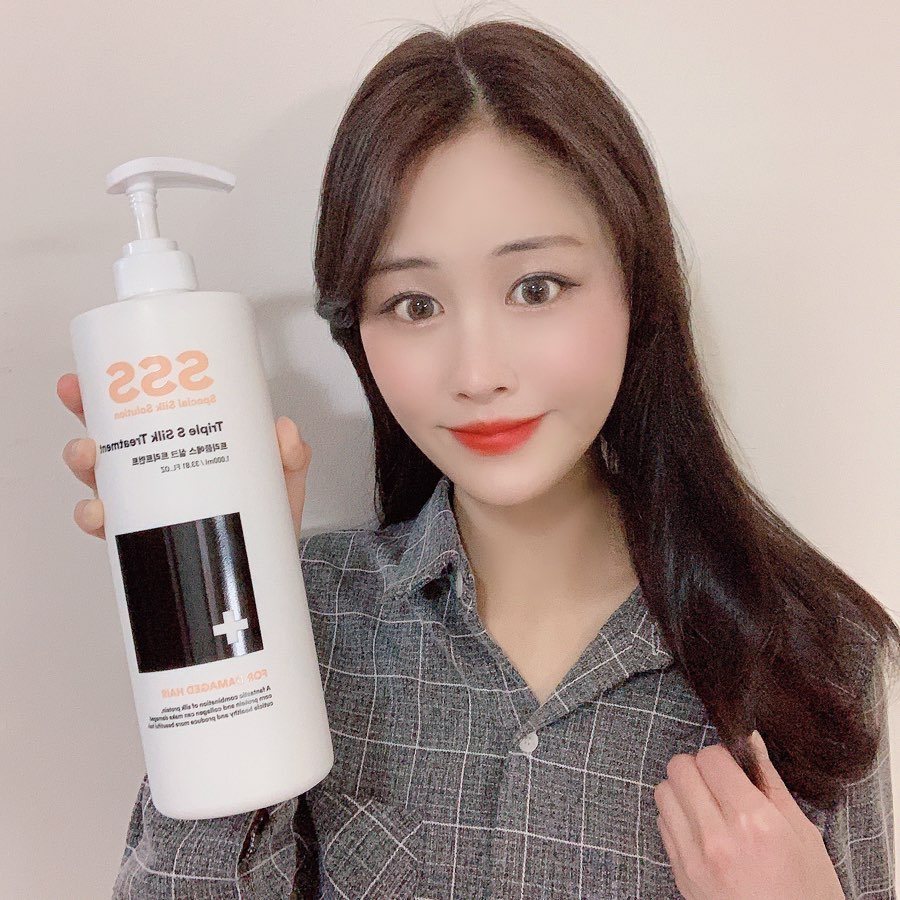 쏘e on Instagram: “매일같이 드라이에 고데에, 남아나지 않는 머릿결 관리해주기! ⠀ 요즘은 극손상모를 위한 트리플 실크 트리트먼트를 사용해보는 중이지요🙌🏻 ⠀ 일단 넉넉한 1000ml 대용량이라 넘 좋구, 깔끔하고 고급스러운 향인듯✨ ⠀ 제형은 부드러운 크림타입이었는데…”