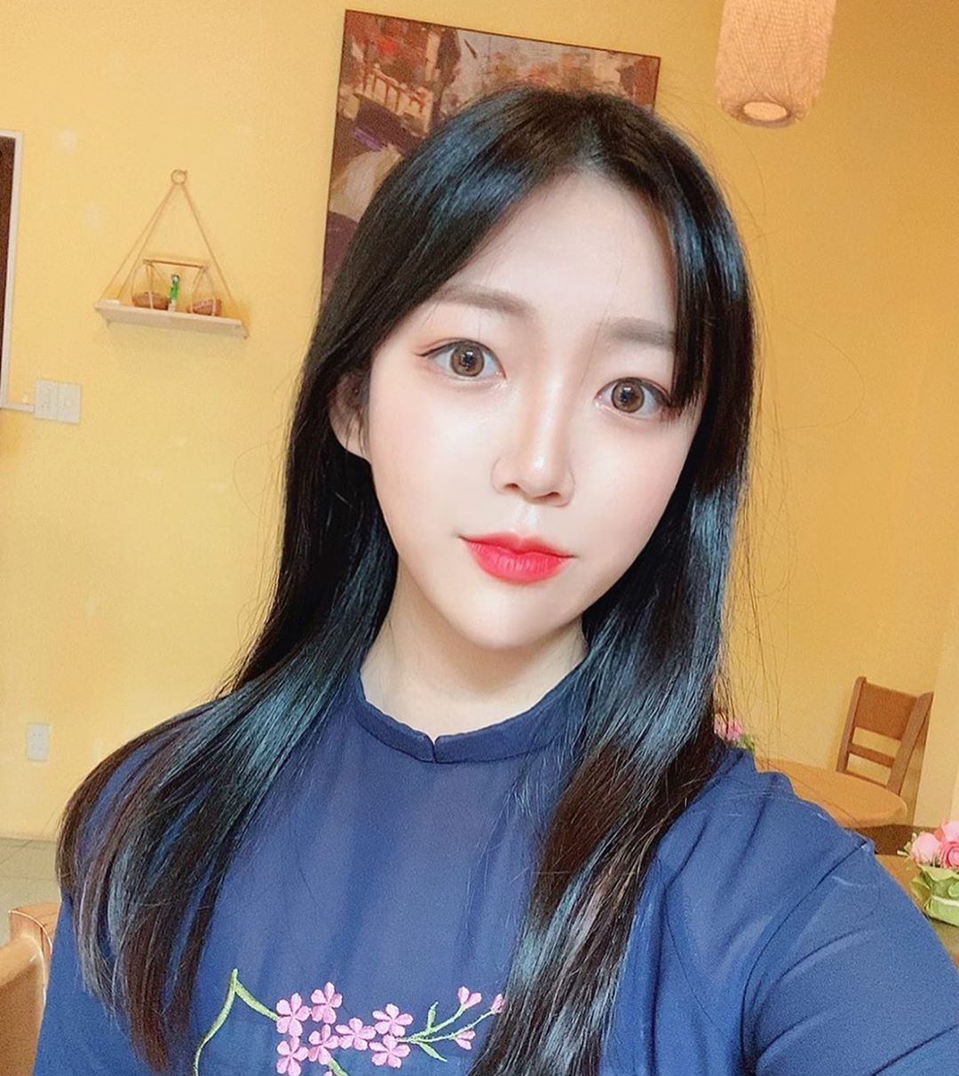 김민지 (23) on Instagram: “#트리트먼트추천 탈색5번+염색4번+블랙염색한 내머리가 살아있는 건 #트리플에스실크트리트먼트 덕분😎 겨울에 정전기도 안나니까 삶의 질 상승... . . . #트리플에스샴푸 #트리플에스트리트먼트 #극손상모 #손상모 #단백질트리트먼트 #리뷰쉐어 #ad…”