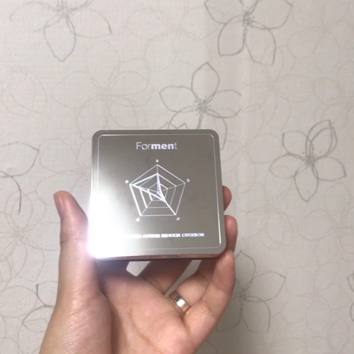 ❦𝒮𝓊_𝓎𝑒𝑜𝓃❦ on Instagram: “-끈적임 없이 촉촉하고 쿨링감 엄청난 쿠션❣️ 쿠션 한가운데의 블루 톤업 베이스는 하이라이터 효과가 있어 피부 톤을 화사하게 해주고 피부 커버가 자연스러워서 남성분들에게 적합한 베이스 화장품💙 자외선 차단 기능도 있어 선크림 바르기 귀찮은 분들에게도…”