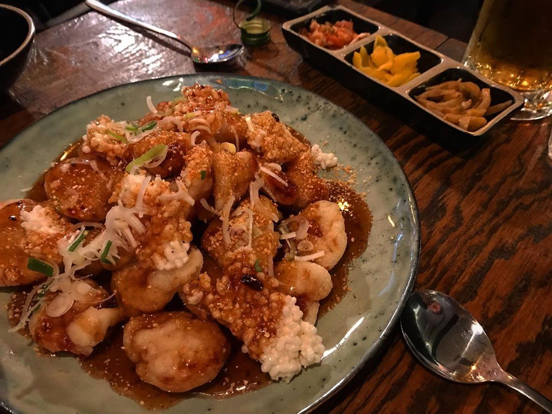 이주 on Instagram: “홍대에 위치한 후통🍜 마라샹궈 마라탕집!  중국느낌의 인테리어가 엄청 눈에 띄는 곳이었어요 마라탕, 마라샹궈, 꿔바로우, 동파육 등의 요리 메뉴랑 덮밥 메뉴, 술 안주 세트 메뉴 등 판매하는데 종류별로 있다보니 주문하기 매우 편했어요!  또 이런거…”