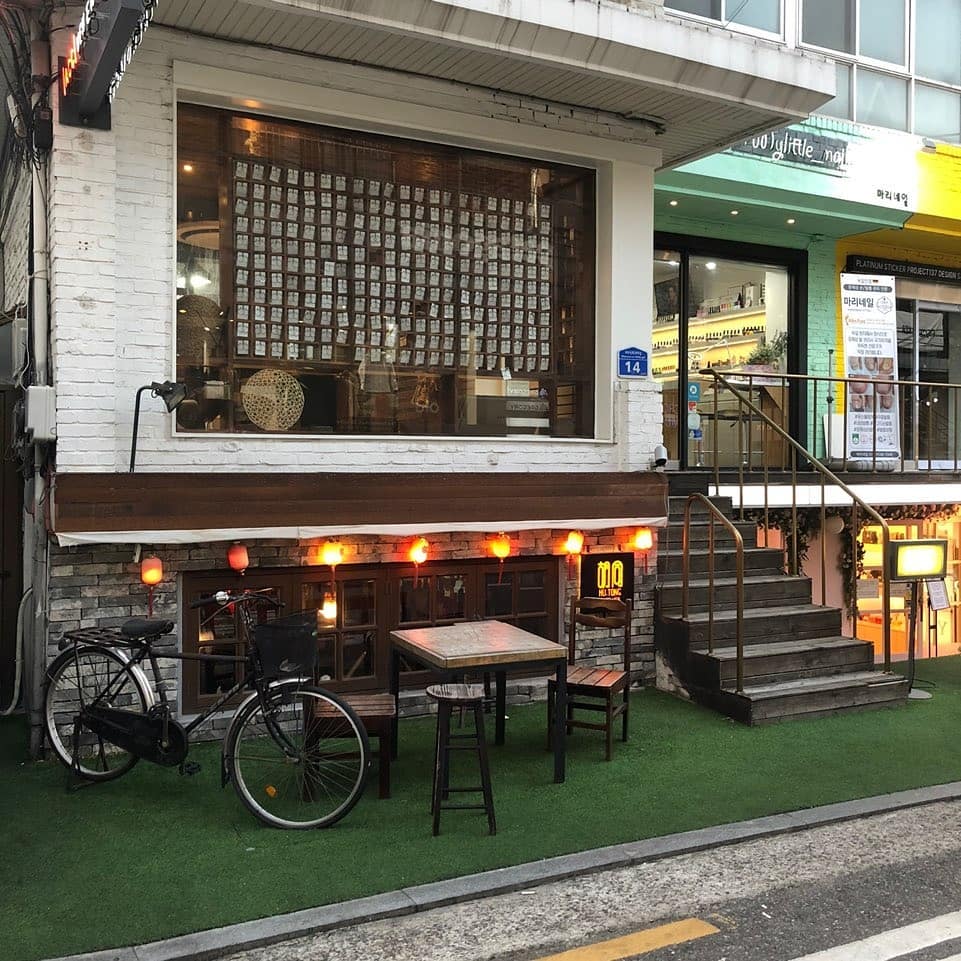 김경민(21) on Instagram: “홍대입구역에서 도보 5분 거리에 있는 홍대 후통🍜 홍대의 맛집인 마라탕 집입니당.  중국 사천지방의 요리입니다. 처음 접할 때는 거부감이 들뻡한 맛이지만 중독성이 있어 지속적으로 생각나는 맛입니다.  후통이란 뜻은 중국어로 뒷골목이라는 뜻으로 골목의…”