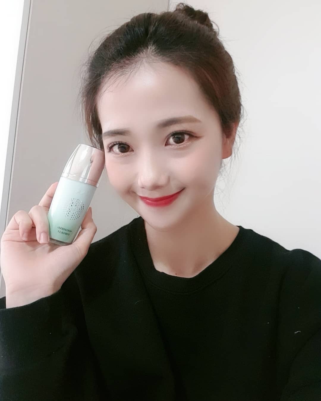 @sssssssssss._.s on Instagram: “- 코로나때문에 정신이 없다가, 이제야 업로드하네요 맨날 마스크쓰고다니니까 볼에 트러블 엄청 올라오길래ㅜㅜ 엘나인 led마스크 앰플을 써봤어요 자가격리+자택근무로 엘이디 마스크 사용할 시간이 많으니까요ㅎ 탄력앰플, 진정앰플, 미백앰플을 그날 그날…”