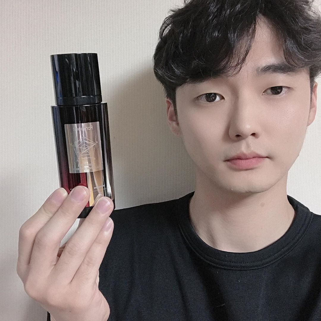 준ㅇ on Instagram: “2020년 남성 올인원 에센스 1등 민감한피부로 아무거나 사용하기 망설여지는분에게도 너무 좋은!! 미백 및 주름개선에도 너무 좋은 에센스!! 올인원에센스 + 대용량 모