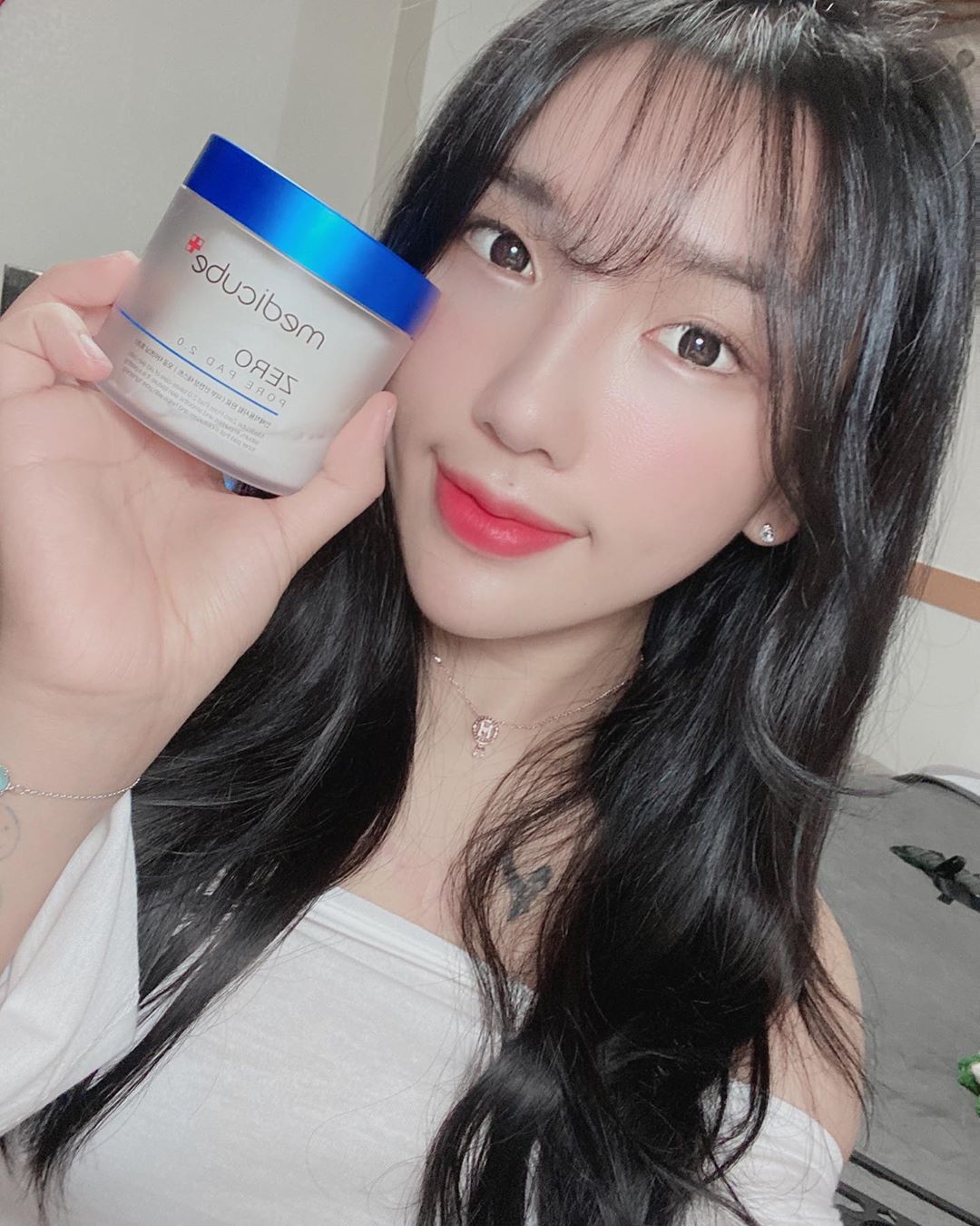 💎 수 민 on Instagram: “🤍제로 모공 세럼 2.0 + 패드 SET 🤍 이번 여름 필수템 ... 항상 씻고나오면 패드로 화장덜지워진거 지워주는데 완전 👍🏻 자극도 없고 각질제거 진정효과까지