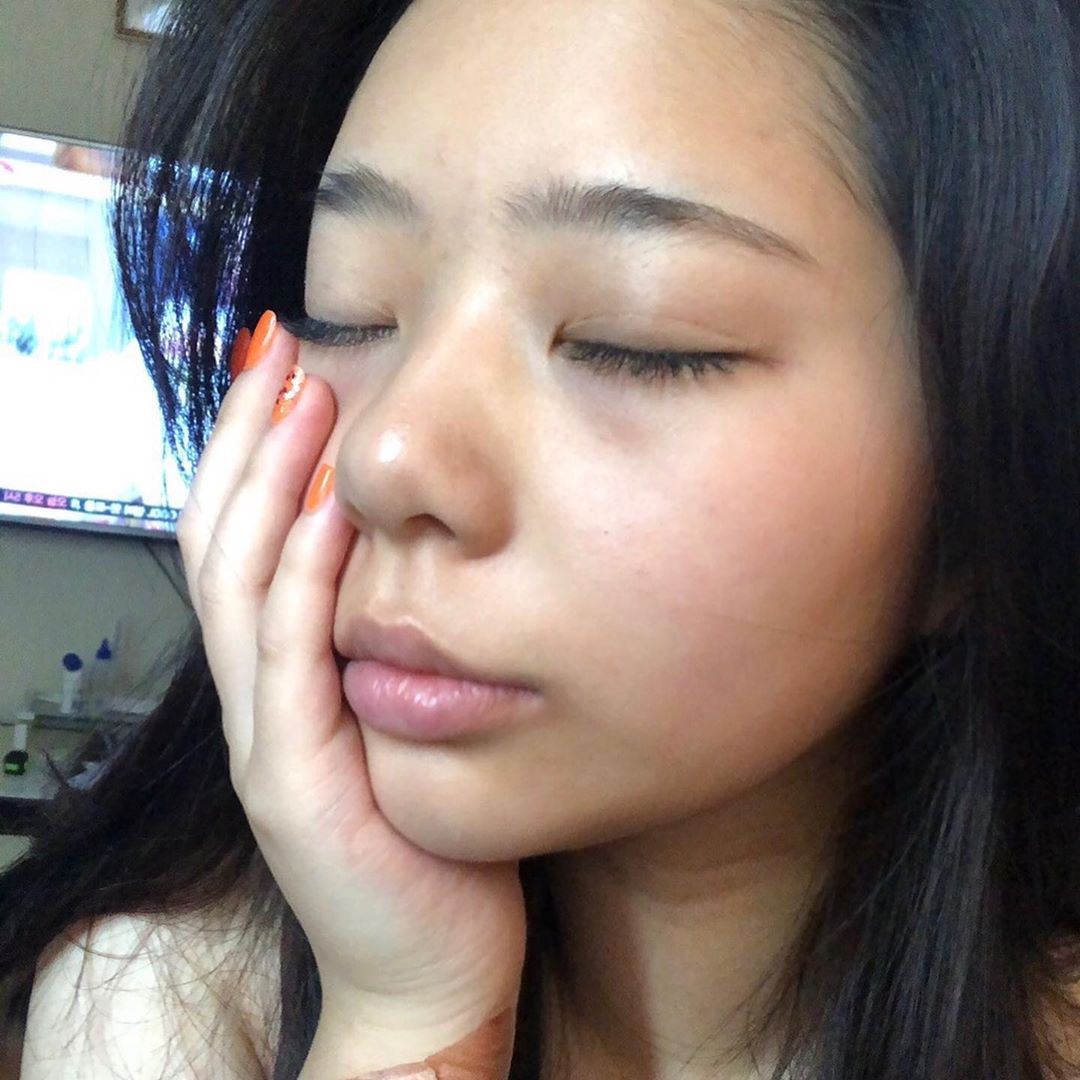 신서윤 on Instagram: “일단 첫번째 부끄럽지만 일어나자마자 찍은 보정 일도 없는 사진