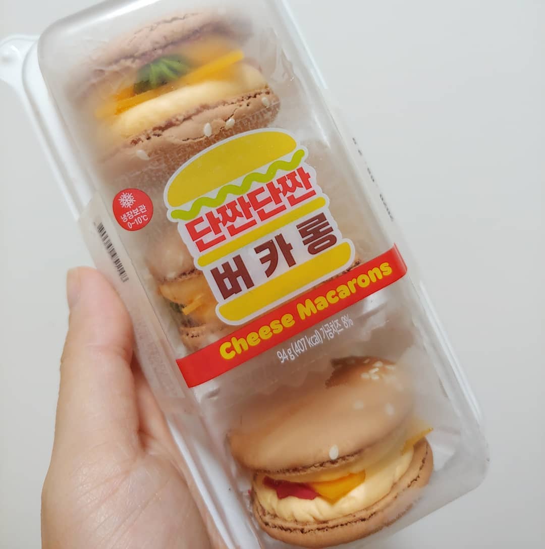 버카롱🍔
.
단짠단짠 치즈 마카롱
ㅋㅋ햄버거 모양 넘 깜찍해
풍부한 치즈맛이 일품
.
.
#치즈마카롱 #햄버거마카롱 #cu마카롱
#cu햄버거마카롱 #마카롱덕후
#편의점신상 #편의점간식 #편의점디저트