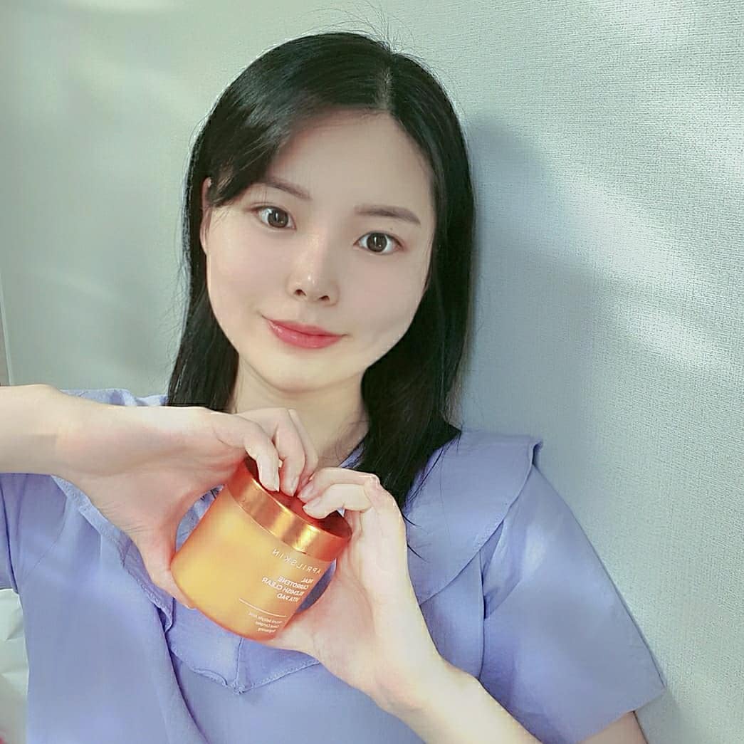 맞팔해요 on Instagram: “샤워&세안후 비타패드 사용하니 피부가 매끈해지고 쿨링감도있어서 얼굴에 노폐물을 말끔하게없애준다니 일석이조입니다😳 다 쓰고 한통 구매할려구요 ㅎㅎ ● ●