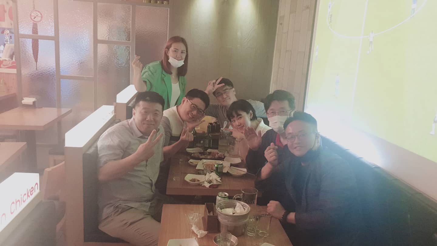 길고 길었던 랜드프로RSA 과정을 마치고 코로나로 미뤄졌던 수료식이 있었다.

계약때문에 수료식을 함께 하지 못해서 섭섭했지만 오랫만에 동기님들,대표님,교수님들 얼굴뵈니 반가웠다. 이젠 동기님들 모두 구체적인 일에 대해 이야기를 하며 미래를 생각하는 사람들이 되어 있다는게  참 뿌듯하기도 했다.

이제 각자의 자리에서 즐거운 여행을 시작해봅시다.화이팅!!!♡

#랜드프로rsa
#공인중개사 
#서초동공인중개사
#강남공인중개사
#서초센트럴아이파크
#서초동오피스텔
#서초동아파트
#남부터미널부동산
#서초동부동산
#서울예술의전당 
#강남부동산 
#서초동전세
#수원호매실