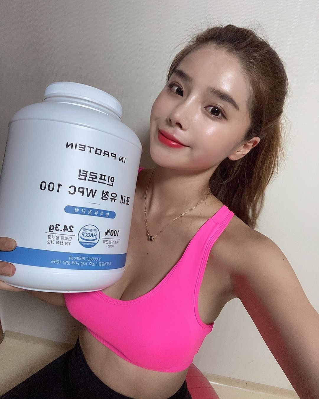 송빈 on Instagram: “요즘 시국인지라..홈트할때 챙겨먹는 단백질 보충제. 솔직히 보충제라서 맛은 기대하지마세요.(아무맛안나요) 하지만 #순수유청단백질 이라서 순수하게 섭취할