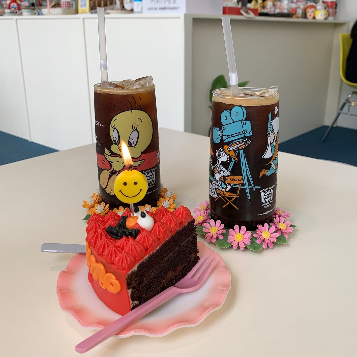 너와 나의 22번째 생일 날 🌷
귀여운 소품들로 가득한 공간 🌈
#coffeanniversary #커피기념일