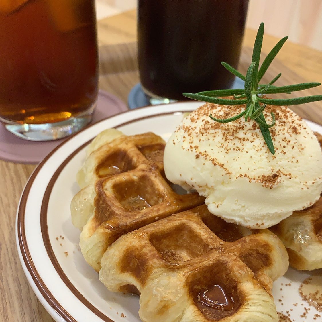 비 잔뜩 오던 날 동네 카페에서 🎁
입구부터 크로플 향 가득 🥐🍨
#cafesotong #카페소통