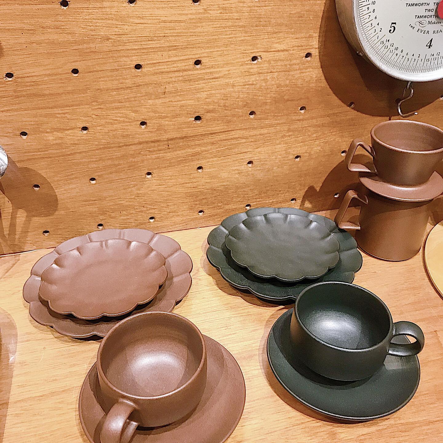 우드 색상의 찻잔 세트
짙은 그린 색상의 찻잔 세트 ☕️
⠀⠀⠀⠀⠀⠀⠀⠀⠀⠀⠀⠀⠀⠀⠀⠀⠀ 
우리집에 둬도 과연 어울릴까
.
.
.
