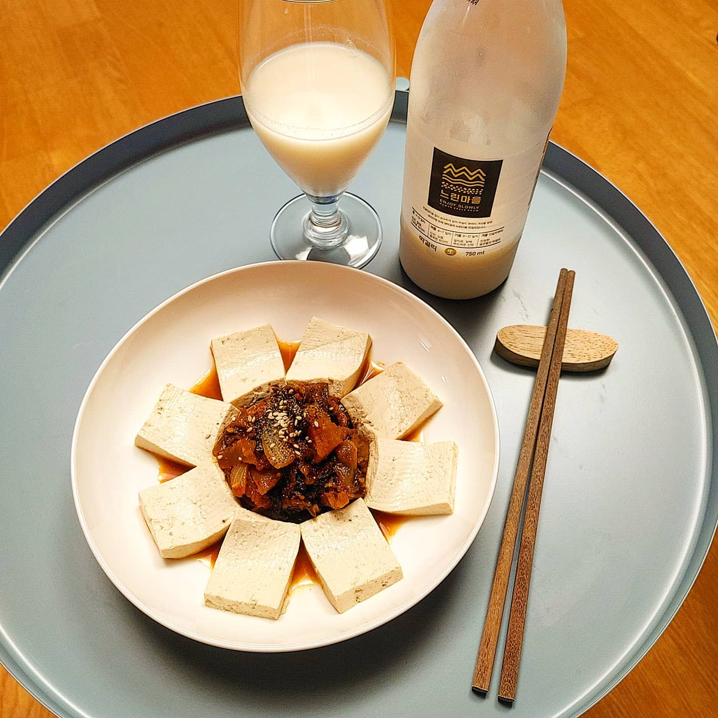 태풍을 맞이하는 우리의 자세🍶
오늘은 월간 대청소 했어요 
창틀 베란다 환풍기까지 ssg싹ssg싹~~ 
뒷풀이로는 두부김치 & 골뱅이소면💕
막걸리엔 고전 안주가 좋더라구요

두부김취는 제가 
골뱅이 소면은 남편이~
비주얼은 지옥에서 돌아온 소면이지만😌
맛은 엄지척이었어요👍👍
자숙 골뱅이로 만들었는데 
비린내도 없고 통조림보다 맛있네요😋

#소소한반주 #막걸리안주 
#느린막걸리양조장가보고싶다
#태풍조심 #코로나조심
#랭동자숙골뱅이발견
#세상은넓고맛있는건많다네