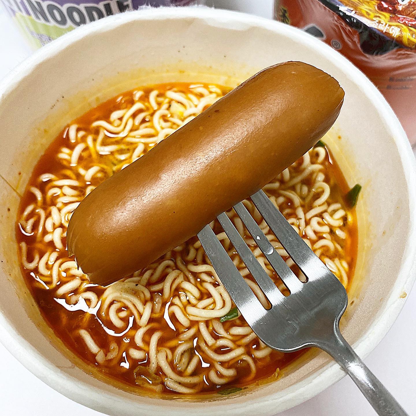 #돌희_집밥
진마이랑 컵라면과 옥수수 콘소세지
⠀
중국에서 온 라면을 먹었서요 ,, 야식은 역시 라면이 빠질 수 없죠 🤍
⠀
진마이랑은 저도 처음 들어봐서 아마 많은 분들께 생소하실 거에요 ,, 근데 지에스에서 몇 번 먹었던 마라탕면이랑 탄탄면이 이 브랜드 제품이더라구요 ,, 당시에 너무 맛있게 먹어서 믿고 이번에도 주저 없이 먹었섬니다 ,,
⠀
아 참고로 저는 향신료나 외국 제품에 대해서 거부감이 전혀 없는 사람입니더 ,, 오히려 도전하기 더 좋아해요
⠀
일단 옥수수 소세지가 존맛이에요 ,, 며칠 전에 먹었던 엽떡에 올라갔던 소세지 뭐냐고 여쭤보신 분들이 몇 분 계셨는데 이 옥수수 소세지입니다 ,, 그냥 먹어도 맛있고 라면에 넣어 먹어도 맛있지만 엽떡에 넣어서 먹었을 때가 진짜 맛있었어여 ,, 안에 옥수수가 콕 박혀 있어서 식감도 짱좋아요
⠀
제일 맛있었던 라면은 주황색인 샹라 우육면이였섬니다 ,, 예전에 대만에서 사온 우육면이랑 비슷했어여 ,, 약간 매콤한 우육면 느낌 ,, 뭔가 또 생각나는 맛이에여
⠀
냄새는 중국이였지만 맛은 한국이였던 라면은 빨간색인 훙샤오였는데 저한테는 약간 싱거웠섬니다 ,, 향신료 싫어하시는 분들도 거부감 없이 드실 수 있는 맛이였서요
⠀
제 입맛에 안맞았던 보라색은 쏸차이였는데 불안하게 컵라면 앞에 양배추가 있는게 싫더라구요 ,, 근데 제가 생각했던 것 처럼 역시나 양배추 절임이였서요 ,, 향이 아주 강렬했는데 시큼해서 별로였섬니다 ,,
⠀
개인적으로 주황색 샹라 우육면과 옥수수 소세지 추천함미다 🤍
⠀
🇨🇳 본 게시물은 차이나푸드타운에서 제공받아 작성되었습니다.
http://chinafoodtown.com
⠀