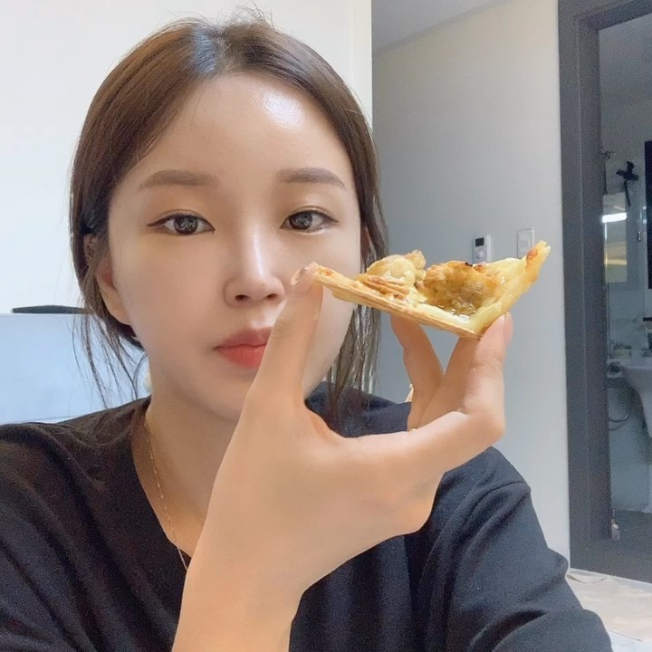 🌿 ᴇᴜɴ ᴊᴇᴏɴɢ(ᴄʜʟᴏᴇ) 🌷커플시밀러룩 on Instagram: “본격 #피자영업 🍕 어제 #저녁메뉴 였는데 피드 업로드 하ᄅ