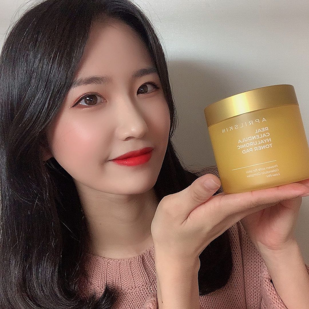 @s._.miiing on Instagram: “#협찬 💛에이프릴스킨 리얼 카렌둘라 토너패드💛 갠적으로 에이프릴스킨 카렌둘라 마스크팩 한 번 써보고 너무 촉촉해서 카렌둘라 라인 다 좋아하는데 이번에 받게된 토너패드도 역시나,,,👏🏻 공용기도 같이 주셔서 들고다니면서 쓸 수도…”