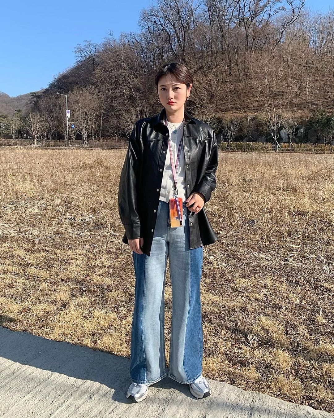  “어제는 꿈만 같았던 날이었습니다🌟 꼭 사진으로 담고 싶었던 룩인데 어제 너무너무 추워서 코트랑 꽁꽁 싸매고 다니느라 오늘도 어제 착장 그대로 입고 나왔어요🥲 👖 1993스튜디오 투톤 와이드 데님 팬츠 베이직하게 입어도 매력적으로 빛나게 해주는…”