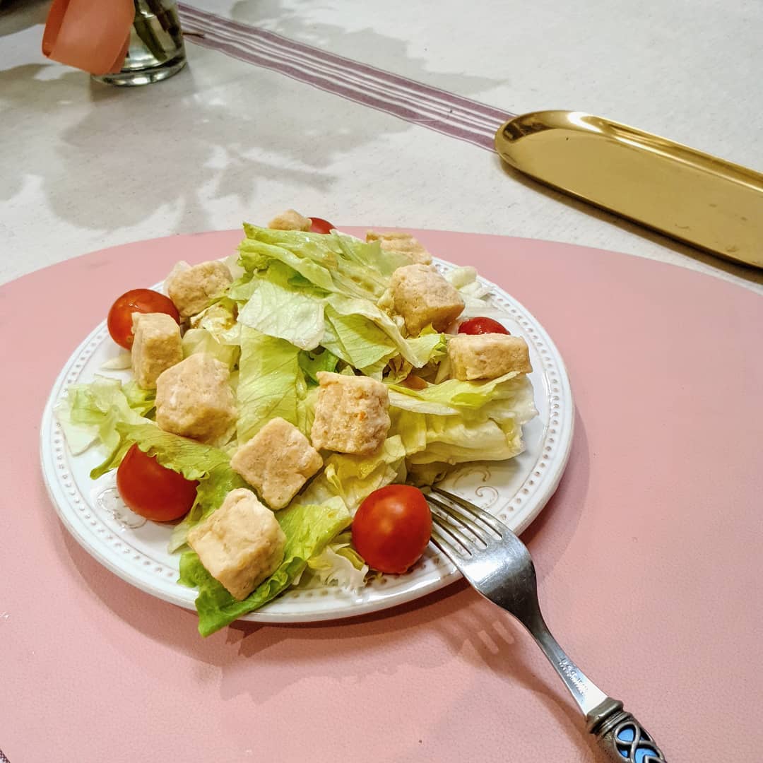 !!소스 하나 없어도 나에겐 
맛있는 샐러드~♡😍😂🤣

샐러드, 토마토, 올리브 오일, 애플사이더비니거, 새우&닭가슴살 큐브(아임닭) 

아침 점심에는 식물성 단백질을
저녁에는 동물성 단백질을!!

간식으로는 셀렉스♡

운동을 하면서 더욱 신경쓰게 되는 단백질.

Q.여러분이 제일 좋아하는 단백질 식품은 무엇인지요? 저와 공유해주세요+!!!♡