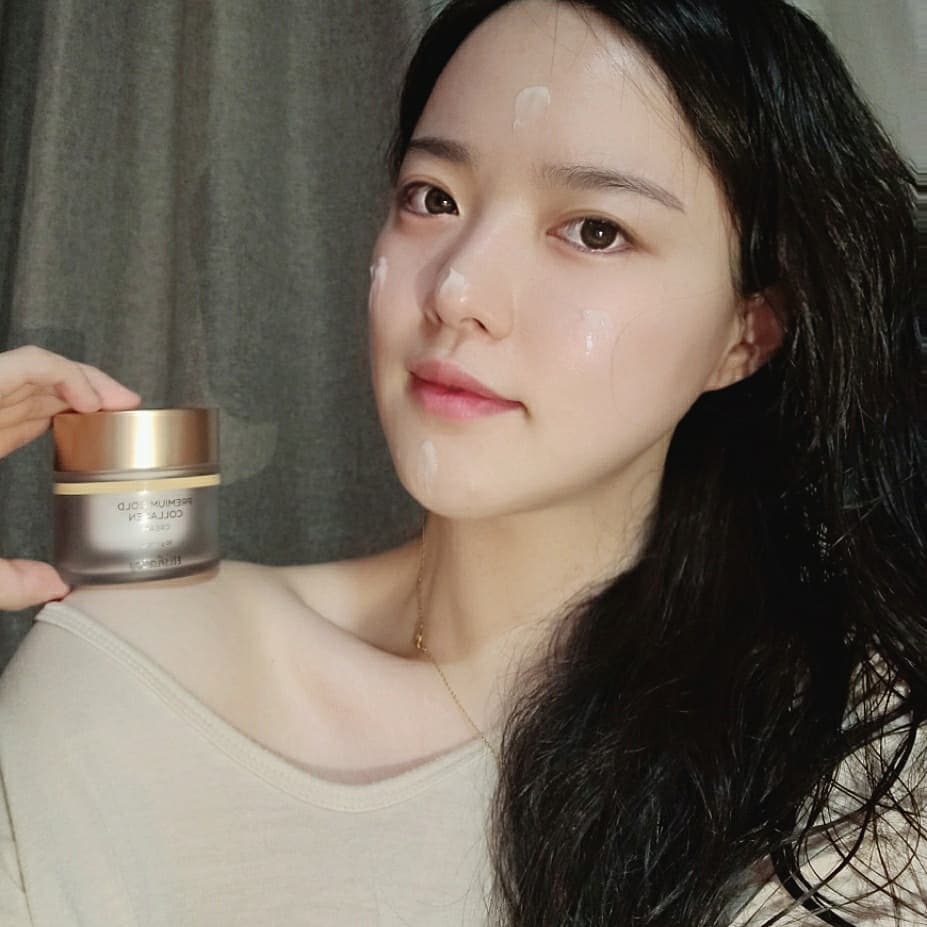  “🌿🌿🌿 #협찬 이지만 솔직후기. #엘리샤코이 #엘리샤코이프리미엄골드콜라겐크림 이 글은 민감성 건조왕 피부의 1주일 후기 입니다.🤣 엘리샤코이 골드 콜라겐 크림을 5일정도 쓰는중인데옹! 음 일단 제품 제형이 꾸우우우덕 하면서도 바르면 진덕한느낌이…”